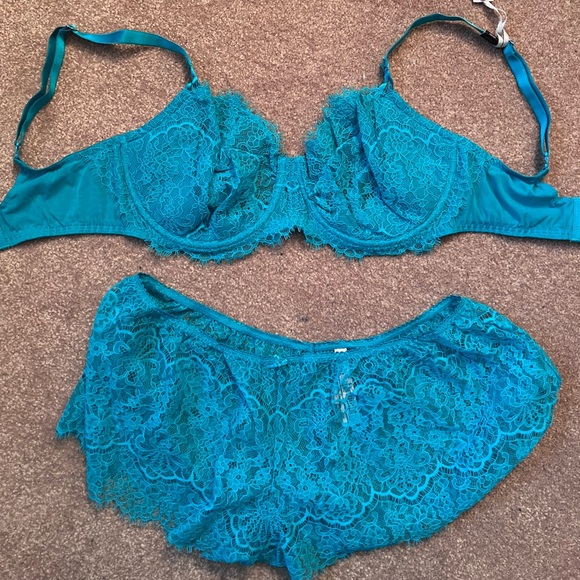 Victoria’s Secret Set! - Picture 1 of 3